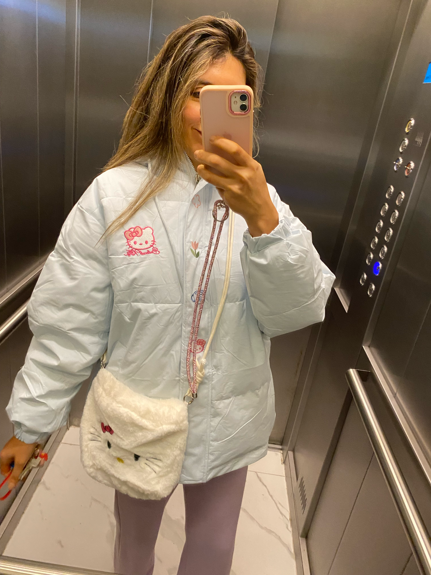 NIIZAKAI FASHION MARKET chaqueta acolchada azul cielo con bordado de Hello Kitty y flores, con bolso de peluche a juego.