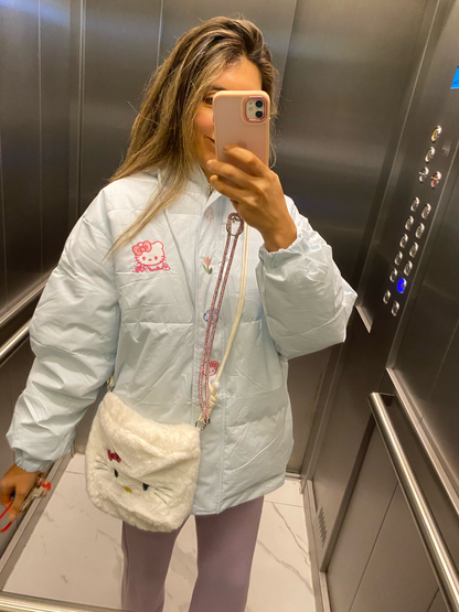 NIIZAKAI FASHION MARKET chaqueta acolchada azul cielo con bordado de Hello Kitty y flores, con bolso de peluche a juego.